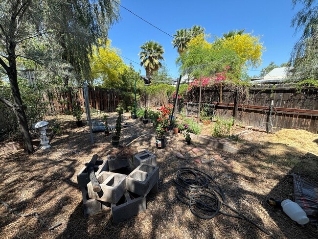 Building Photo - 725 W Pierce St