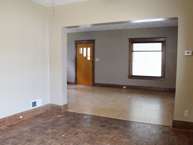 Foto del edificio - 107 E 11th St