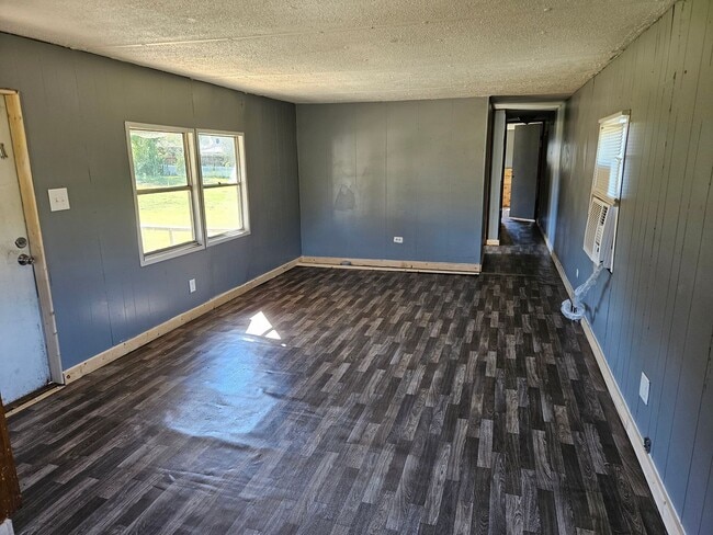 Building Photo - 2 bed 1 bath mobile home for rent $675