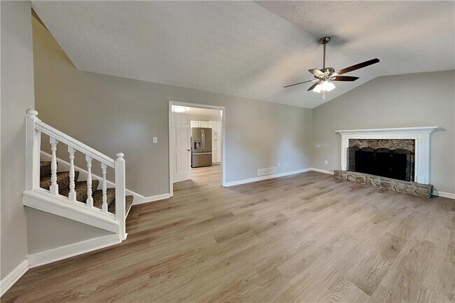 Building Photo - 450 Sumer Ln N