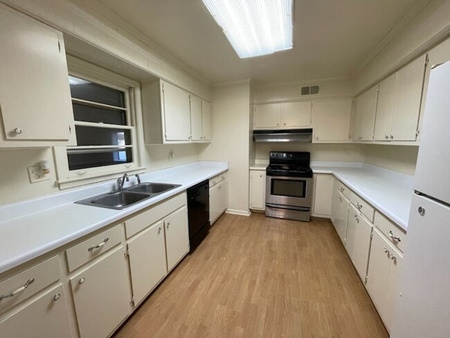 Photo - SOUTHAVEN SCHOOLS, 4 BEDROOMS! House