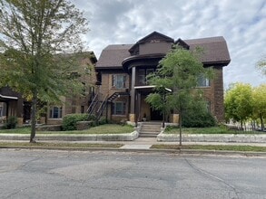 Building Photo - 2000-2002 Dupont Ave S