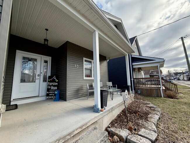 Building Photo - Spacious and well-maintained 5-bedroom, 2-bathroom bungalow located just minutes from the downtow...