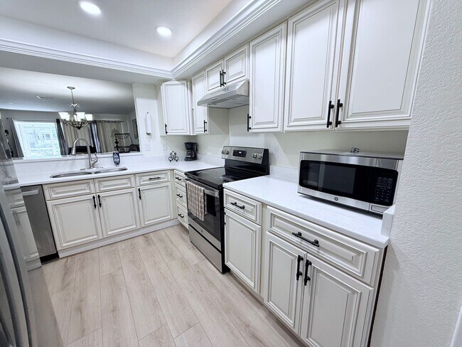 Foto del edificio - Beautifully Updated & Furnished 2-Bed/2-Ba...