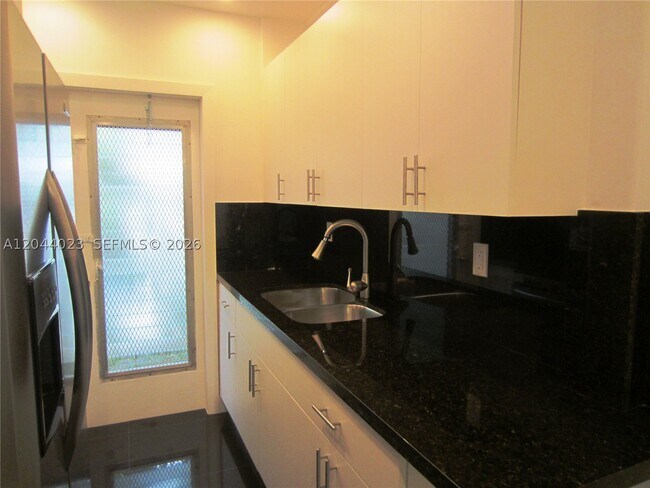 Foto del edificio - 8132 Harding Ave