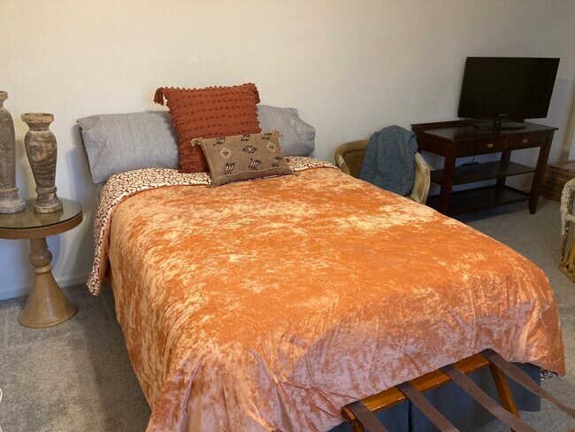 Dormitorio - 833 E Seneca St