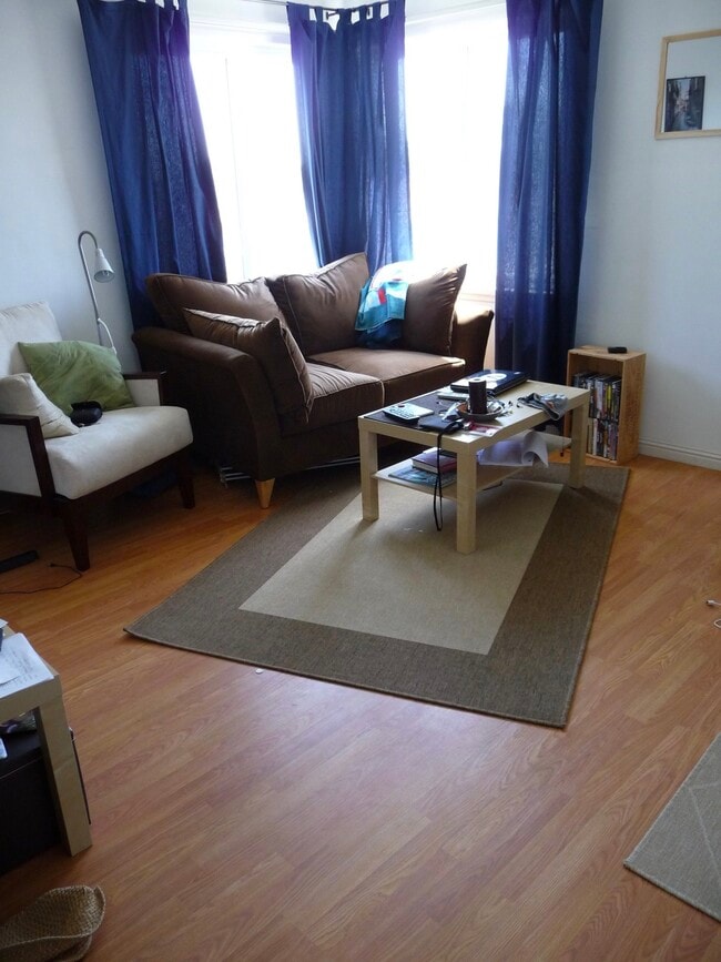 Sala de estar - 2301 Oak St