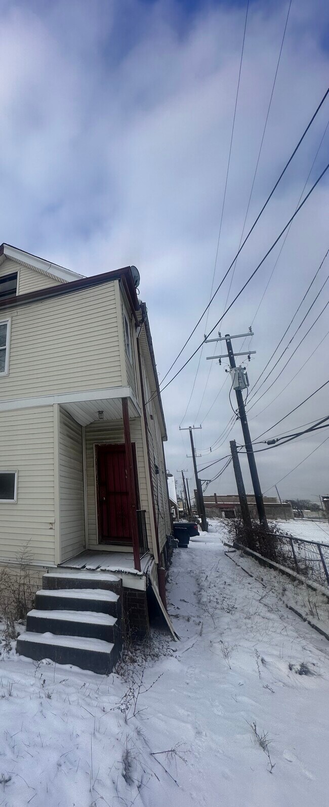 Foto del edificio - 15114 Holmur St
