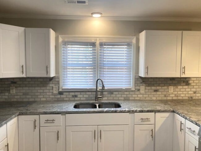 Building Photo - Uptown! Minutes Away, 4 Bedroom!