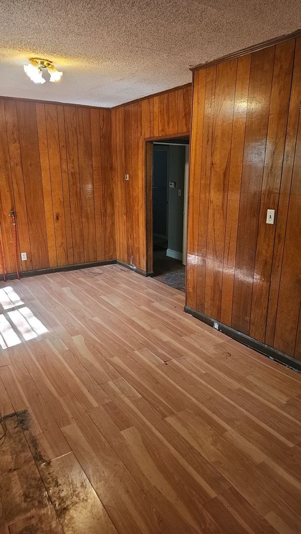 Building Photo - PRICE REDUCED!! OCTOBER MOVE IN SPECIAL- F...