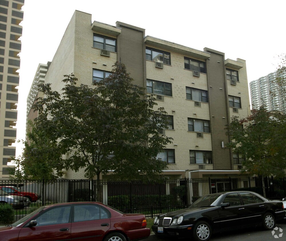 Building Photo - 6163 N Kenmore Ave
