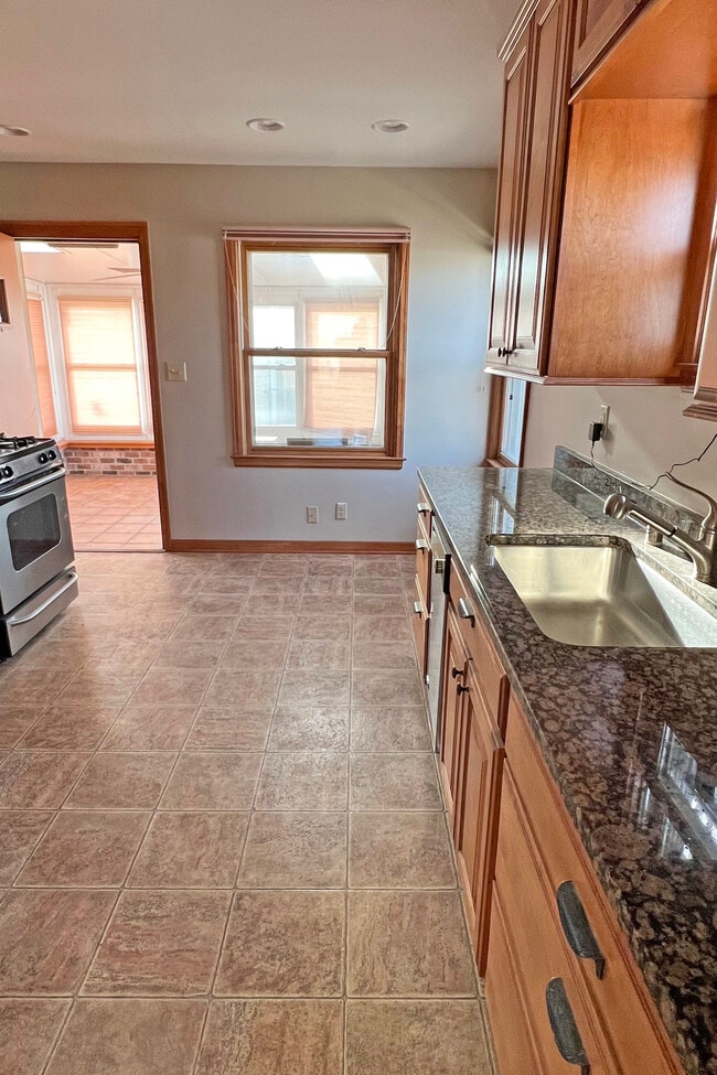 Kitchen - eat-in breakfast area - 2201 S 73rd St
