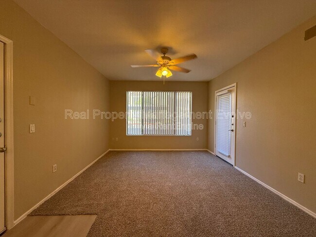 Foto del edificio - 4925 E Desert Cove Ave