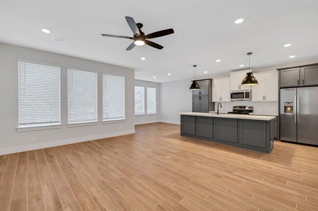 Foto del edificio - FOUR WEEKS FREE!!!   Brand New!!! Modern T...