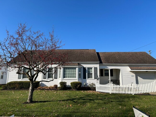 Building Photo - 122S