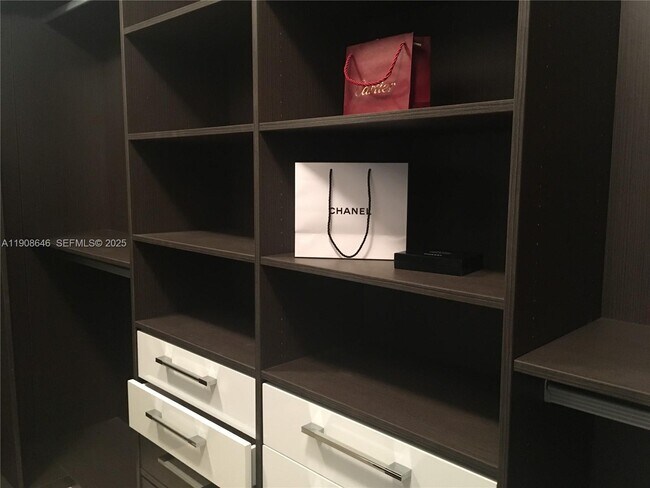 Foto del edificio - 21055 Yacht Club Dr