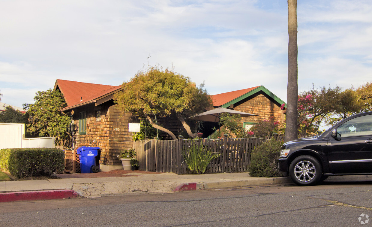 Building Photo - Redwood Hollow