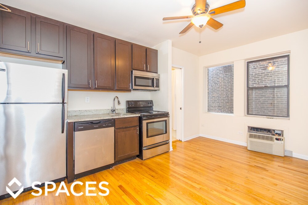 Primary Photo - 1504 N Dearborn Pky