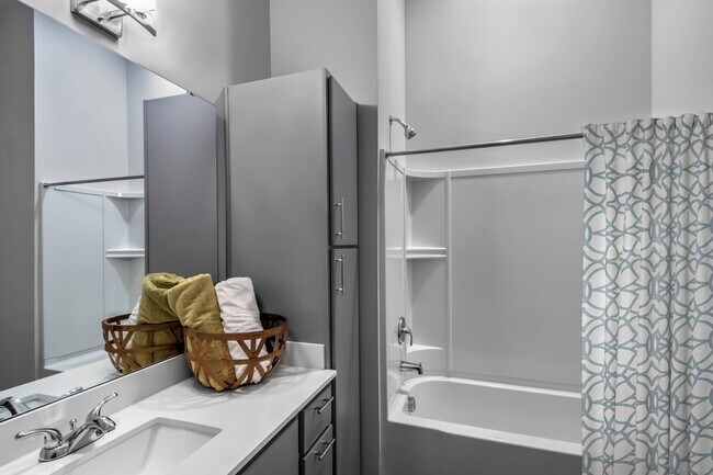 Building Photo - Spacious Studio (SPECIALS)