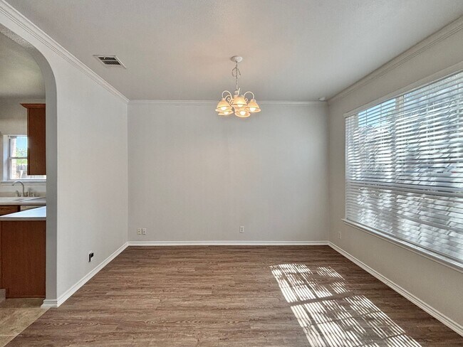 Building Photo - Spacious 3 bedroom home!