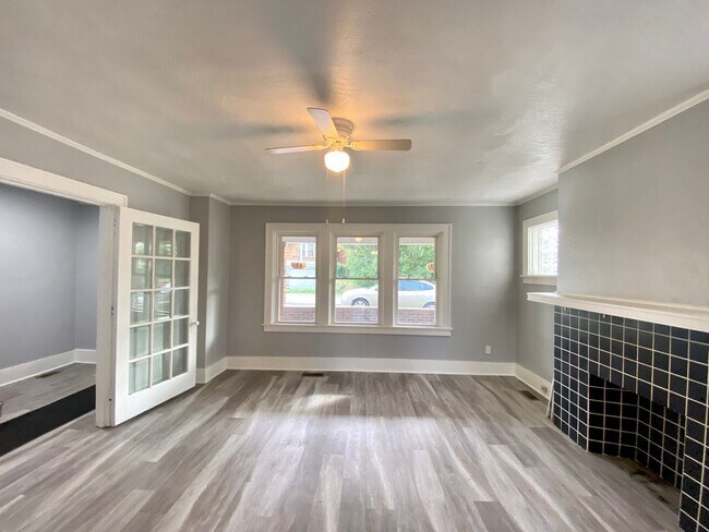 Foto del edificio - Spacious 4 Bed/1 Bath Home w/ Bonus Rooms-...