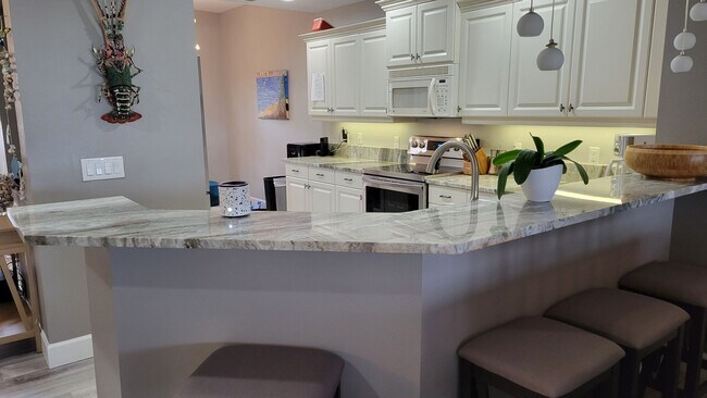 Building Photo - Annual UNfurnished 2/2 ground floor condo ...