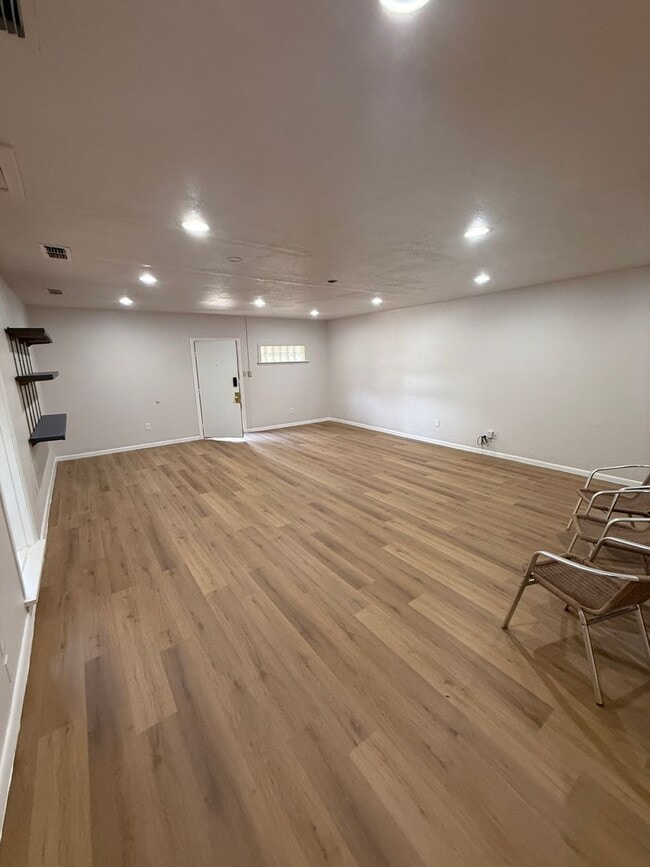 Building Photo - Available now! 4 bedroom 2 bath