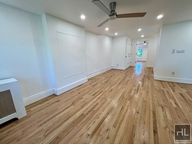 Foto del edificio - 2BR 1BA Classic Details Top Floor Brownstone w/ New Modern Finish on Preserved Bedstuy Block