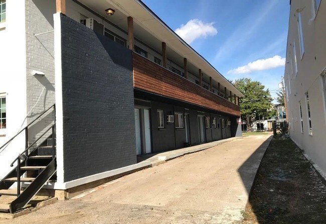 Building Photo - 1417 Bennett Ave