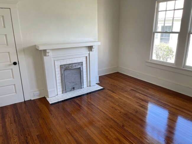 Building Photo - 908 1st Ave