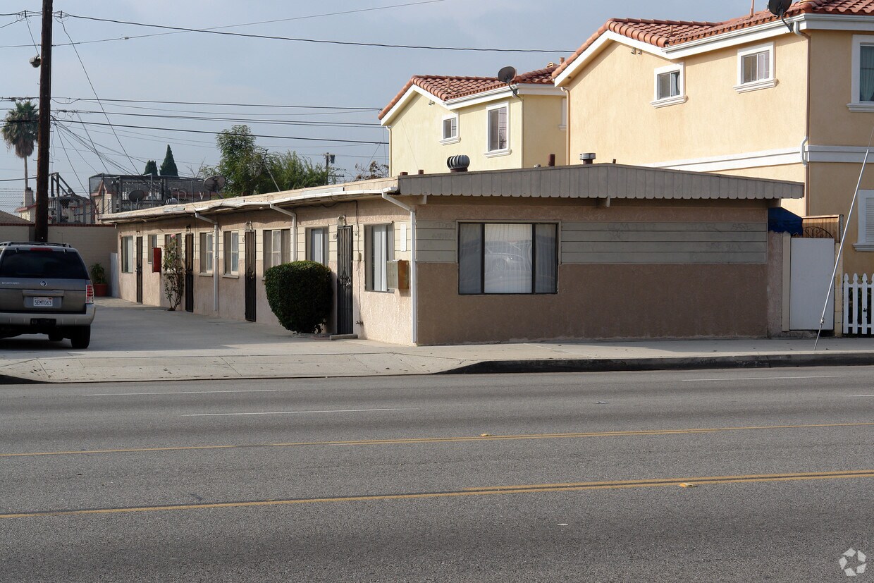 Foto principal - 4832 W El Segundo Blvd