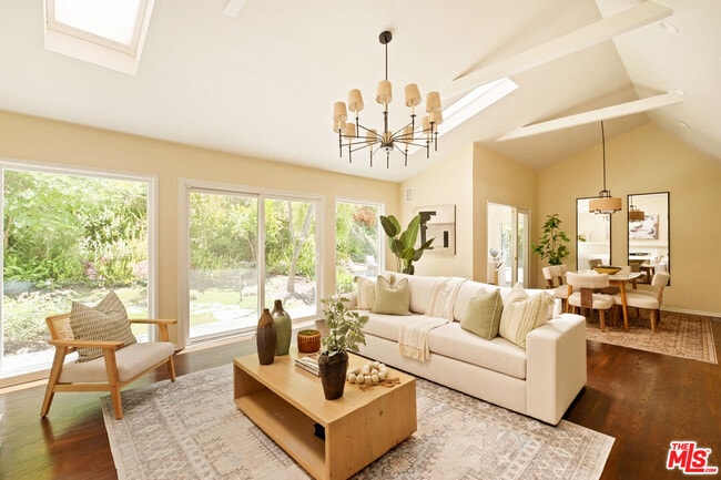 Foto del edificio - 3588 Mandeville Canyon Rd