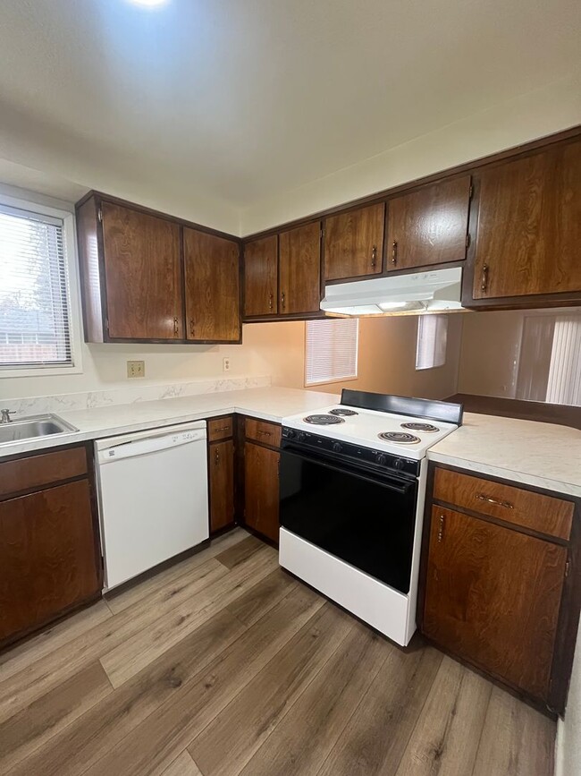 Building Photo - 2-Bedroom 1-Bathroom Tri-Plex in Thurston!