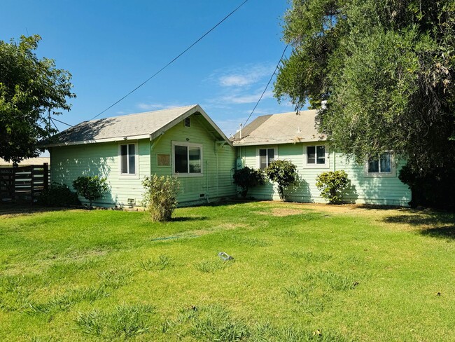 Building Photo - Cute Two Bed, Two Bath Country Home
