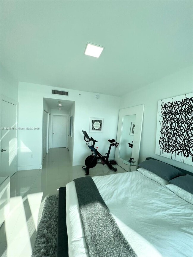 Building Photo - 900 Biscayne Blvd
