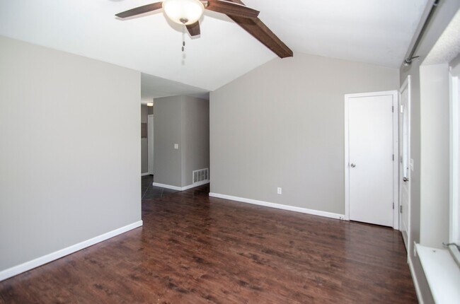 Foto del edificio - Please View 3D Virtual Walk-Through Before Scheduling a Showing