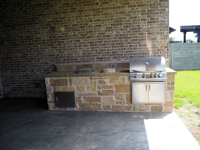 Foto del edificio - 909 Fenceline Dr