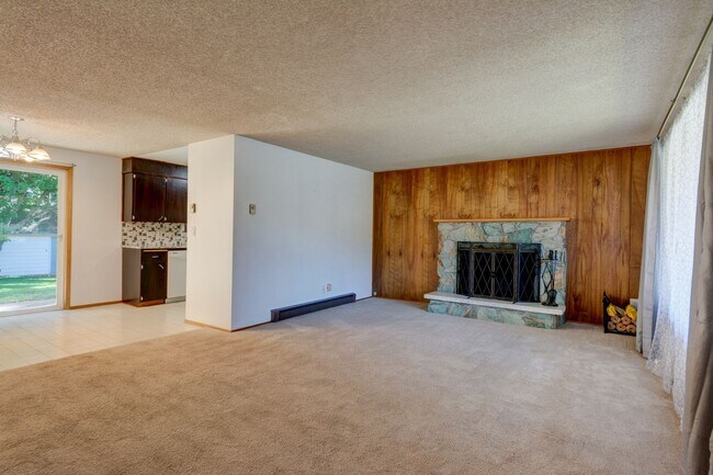 Foto del edificio - Charming 3 Bedroom Home with Bonus Room, Fireplace & Private Yard in Oak Harbor