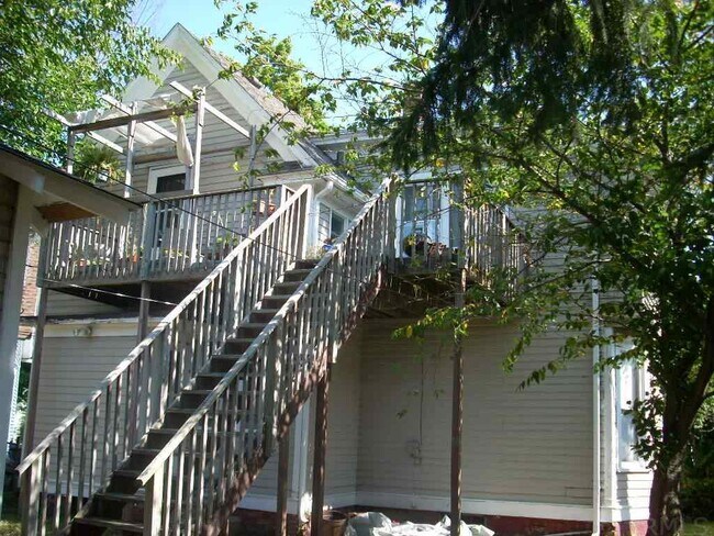 Building Photo - 835 Ashland Ave