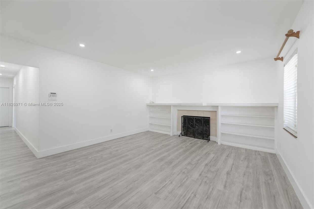 Primary Photo - 6290 SW 70th St