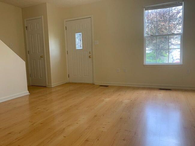 Building Photo - 2 Bedroom, 2.5 Bath Townhouse near Med Center - Available 08/05/26