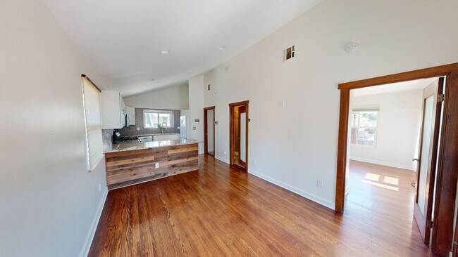 Foto del edificio - Stunning 2 Bedroom 2 Bath Home - Ideal Loc...