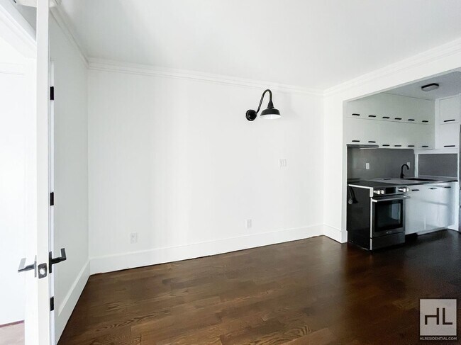 Foto del edificio - Carroll Gardens 2-Bed 1-Bath / In Unit W&D