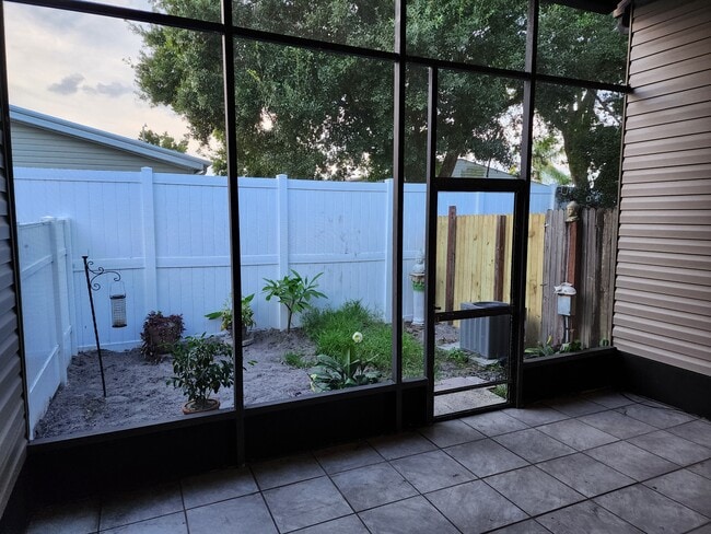 Foto del edificio - 3001 S Pines Dr