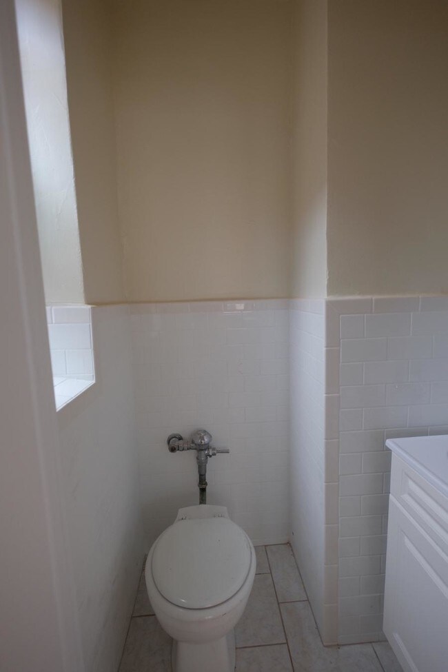 Building Photo - 425 W 205th St