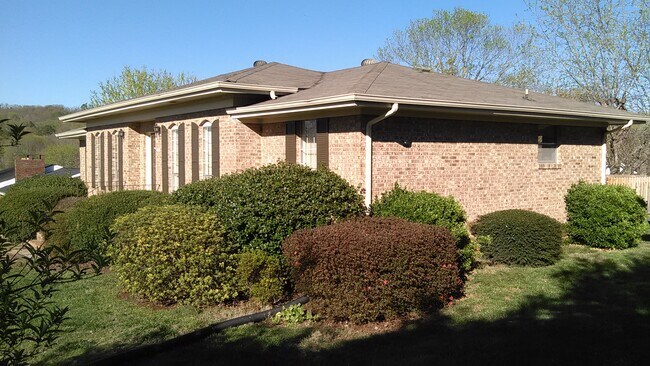 Building Photo - 2512 Sharron Dr