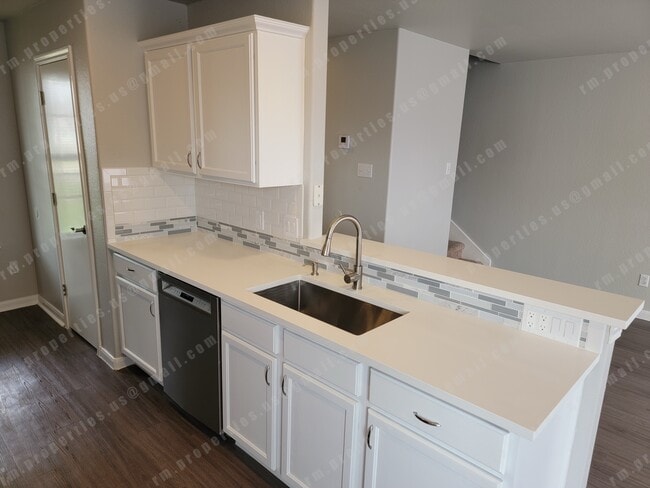 Fregadero grande con grifería nueva y dispensador de jabón. - 2874 Southampton Way