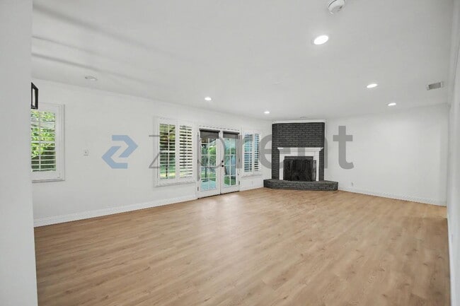 Building Photo - Unit