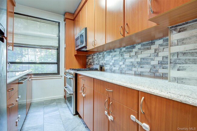 Foto del edificio - 98-10-9864 64th Ave