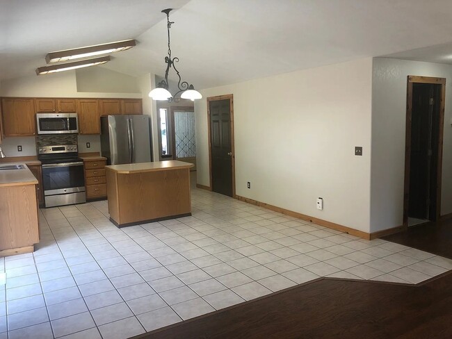 Building Photo - Spacious Single Level 3bd 2.75bath availab...